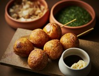 関西ローカルフード　たこ焼きをバーでも食べやすく串で刺しました。お好みでかつお節やマヨネーズをかけてお召し上がりください。