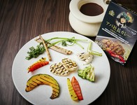 グリル野菜にアパ社長カレーをディップソースとして召し上がって頂くアパならではの一品。