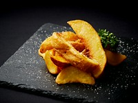 三日月状の皮付きじゃがいもを用いて、じゃがいも本来の風味が味わえるカットスタイルです。 
更にトリュフ塩で大人の味付けをお楽しみ下さい。