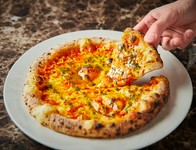 定番のピッツァ・マルゲリータ。
マルゲリータ=イタリアを代表するピザでトマトソース・チーズ・バジル・オリーブとシンプルでありながら人気のあるピザ。