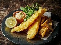 フィッシュ&チップス=イギリスの伝統料理の一つで白身魚のフリットとポテトフライの盛り合わせ。