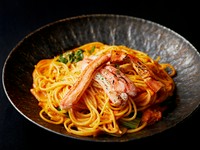 ズワイガニを使用したトマトソースベースのクリームパスタ。
