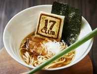 鯛出しベースのスープ。
※サムライ葱=甘みや柔らかさに加え、葉の厚みがある葱。
鯛出汁と醤油ベースの合わせだしであっさりとした味付けに仕上げてあります。