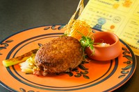 和牛　神戸牛を使用したハンバーグ。
オーダーが入ってから焼き上げているのでとてもジューシーで肉汁をたっぷり
旨味がありますのでソースは無しで特製トリュフ塩でお召し上がり下さい。