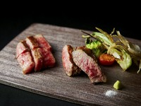※ランプ＝腰からお尻にかけての部位。
モモに分類される肉ではあるが、適度にサシが入る肉質をもっている。
脂が多すぎるのが苦手な人にオススメ。お肉の旨味を楽しめるステーキです。