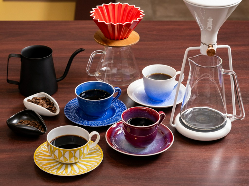 優雅で楽しい非日常的な一時に彩りを添えてくれる食器たち