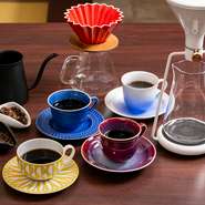 食器類も「MEISSEN 」「Baccarat」「Royal Copenhagen」などのこだわりの逸品を用意。どのコーヒーや紅茶のカップが出てくるかは、その日その時のお楽しみ。