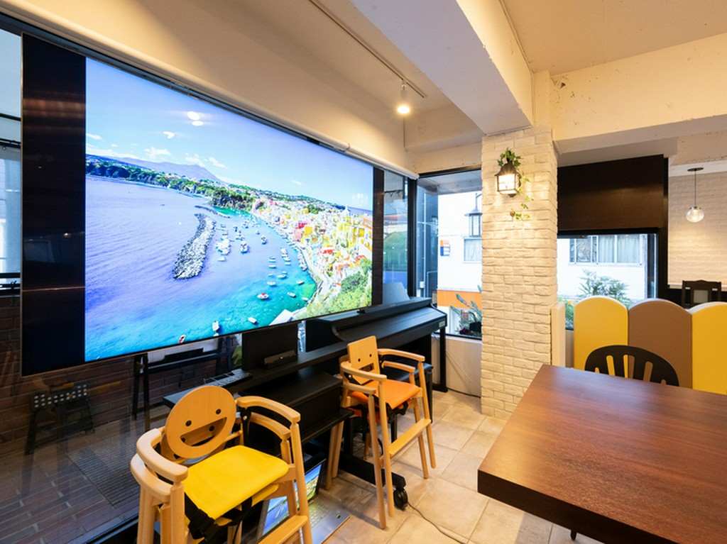 団体貸し切りにも重宝する大型テレビも完備