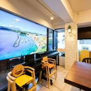 誕生日会や同窓会といった団体でのイベント利用も可。店内には、75型8Kテレビを導入しており、映画上映やミーティングにも利用可能。プライベート・ビジネス問わず活躍してくれます。