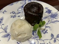 国産小麦粉や北海道産の甜菜糖を使用。トロリと濃厚ショコラが流れ出します。