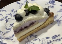 北海道産小麦で焼き上げたタルトの上にスポンジ、ブルーベリーのソースとクリーム、生クリームと三つの層を重ねました。