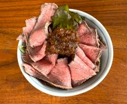 鉄分など栄養価の高い放牧牛を使用。野菜と醤油の甘めソースがベストマッチします。