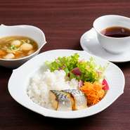 旬の野菜をたっぷり使用した栄養価の高いスープと魚のランチ。自然のエネルギーをおすそわけしてもらえます。
※スープと魚は季節や仕入れによって変更となります。