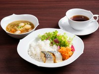 旬の野菜をたっぷり使用した栄養価の高いスープと魚のランチ。自然のエネルギーをおすそわけしてもらえます。
※スープと魚は季節や仕入れによって変更となります。