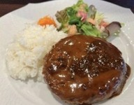 クリーミーな特性ソースで、ふっくら大きめ200gのハンバーグをじっくり煮込みました。小麦粉は不使用！大きくもあっさりふわっとした食感をお楽しみください。
