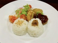 小腹を満たしたいときにおすすめのメニュー。副菜やごはんの具は日替わりで、毎回違った味わいをお楽しみいただけます。