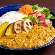 トマトとオニオンをベースにした4種類のスパイスカレー。手間を惜しまずじっくりと煮込みおいしさを引き出しています。