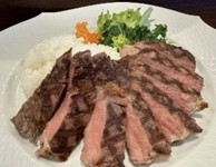 幻のふんわり肉厚の牛を250gで提供。贅沢で美味しい穀物をたっぷり与えて育てた＆成長ホルモンを使用しない安心安全な牛肉を厳選しています。
ステーキ単品のみは2,650円（税込み）