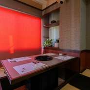 記念日のデート、会食などのビジネスシーンにも最適な個室空間。深夜も営業しているため、飲み足りない時の2軒目使いに利用する方も多いのだとか。23時以降は飲み放題プランが利用できるのも人気のポイントです。