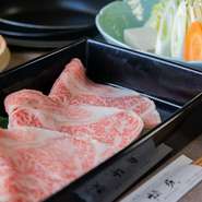 料理の要となる肉は、旨みにこだわり目利き。鹿児島県産の黒豚や黒牛「かわなべ牛」を使用しています。また、手づくりの醤油やだし、オリジナルの塩やソースが素材の持ち味を最大限に引き出しているのが特長です。