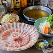 鹿児島県産黒豚のバラ肉とロース肉を使用。手づくり醤油が味の深みを引き立てる鰹ベースのしゃぶだしで、黒豚の甘みと柔らかさを堪能できます。ネギや柚子胡椒と共に味わえば、ワンランクアップのおいしさに。