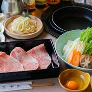 鹿児島県産の黒牛「かわなべ牛」のリブロースを贅沢に使用したすき焼きです。割下は、手づくり醤油で仕上げた秘伝の味わい。コクのある赤卵にくぐらせれば、肉の甘みと深い旨みがいっそう引き立ちます。