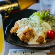 手づくりタルタルソースがたっぷりと絡む、ジューシーなチキン南蛮です。特製の南蛮甘酢で仕上げることで、甘酸っぱさとコクが引き立ち、食欲をそそります。