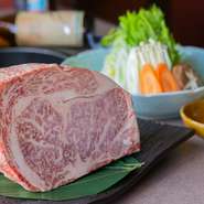 鹿児島県の大自然で育った黒牛「かわなべ牛」を厳選。ブロックで仕入れ、旨みと甘みを引き出す独自のカット法で提供しています。熟練の技で丁寧に捌かれた肉は、口の中でとろけるような食感が楽しめるのが特長です。