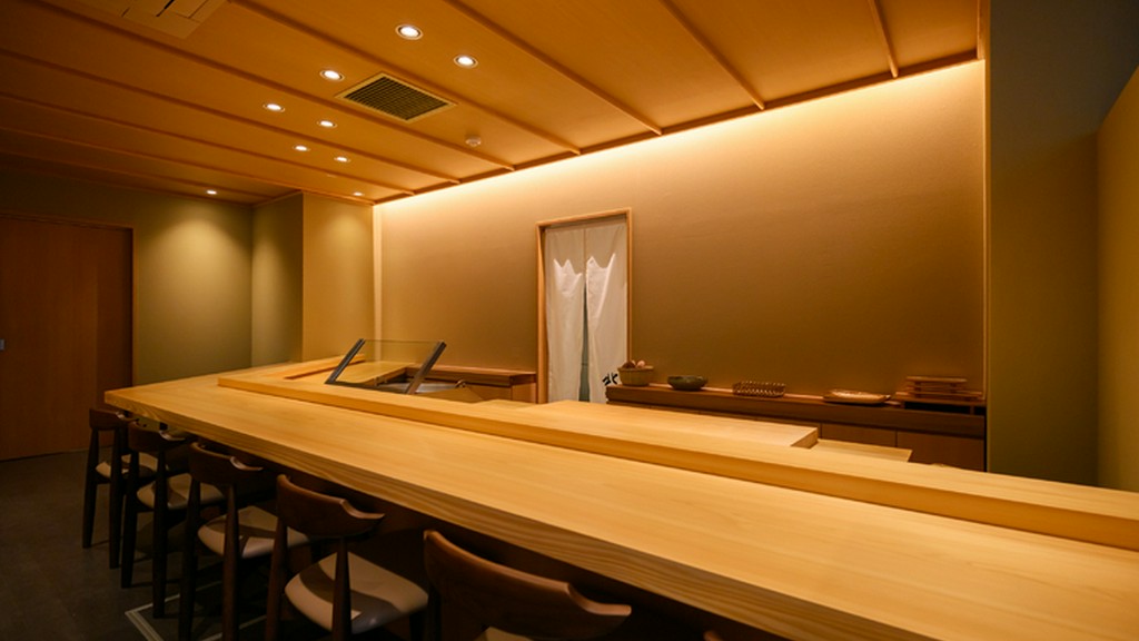 大切な記念日に、9席のカウンターが紡ぐ、二人だけの贅沢な時間