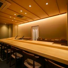 大切な記念日に、9席のカウンターが紡ぐ、二人だけの贅沢な時間