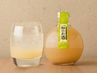 鳥取県の名産品「20世紀梨」果汁を贅沢に使用したリキュール。甘味替りになるような甘い味と優しい香りの果実酒です。
[ロック、ストレート、ソーダ割]