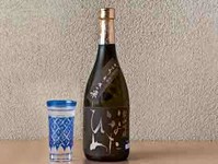 冷グラス 630円
冷徳利　1260円
冷ボトル 4500円

40年間育成されず、幻となっていた鳥取県原産の酒米 強力。
膨らみのある果物系の香りと、米の旨味を感じられる上質な吟醸酒です。