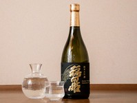 冷グラス 1250円
冷徳利　2500円
冷ボトル 8000円

酒米の王様とも呼ばれる「山田錦」から造る、純米大吟醸酒。
落ち着きのある旨味と、林檎を想わせる やや控えめな吟醸香のバランスが良いお酒です。