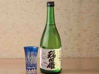 冷グラス 550円
冷徳利　1100円
冷ボトル 3980円

新緑のような爽やかな香りと、キレのある味わい。
夫婦和合・子孫繁栄・五穀豊穣のご利益があるという稲田姫。
飲みやすさもあり、人気の吟醸酒です！