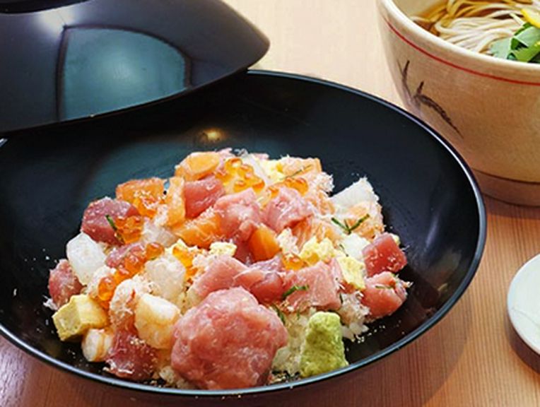 特選海鮮ちらし丼　お蕎麦のセット
