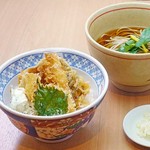 セットのお蕎麦は冷(せいろ)・温(かけ蕎麦)お選びいただけます。
※単品丼は お椀と漬け物付きで 1,050円