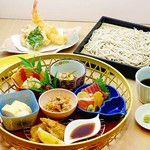 ■献立イメージ
一の膳：季節の花かご
二の膳：天ぷらと 冷・温選べるお蕎麦（天ぷらせいろ(冷)or天ぷら蕎麦(温)）
ランチ接待や会食に最適な予約限定御膳。