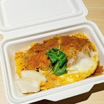 とんかつを蕎麦屋の出汁と卵で綴じる、人気のかつ丼。