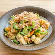 シャキッとしたゴーヤの苦味が特徴で、豚肉、豆腐、卵などと一緒に炒めることですで、具材の旨味が調和し、バランスの取れた味わいに仕上がります。