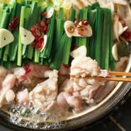 もつの柔らかな食感と野菜のシャキシャキ感が絶妙なバランスを整え、体の芯から温まる、お鍋の定番料理として愛されています。締めには、麺やご飯を加えてご堪能下さい。