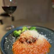 ゴロッと崩したような豆腐の存在が圧倒的で、一口ごとに自然な甘みが楽しめます。スパイスはすべて一から調合し、辛みと旨みのバランスを極限まで追求。噛むたびに、絶妙な辛さと芳醇な香りが口の中で広がります。