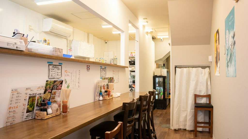 お一人様歓迎の1階カウンター席