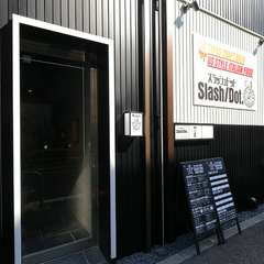 機能美が光る店内で、こだわりのビールと焼き立てピザをどうぞ