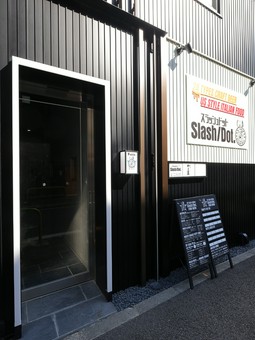 機能美が光る店内で、こだわりのビールと焼き立てピザをどうぞ