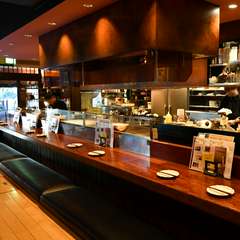 落ち着いた雰囲気が魅力的で、カウンター席でのデートがオススメ