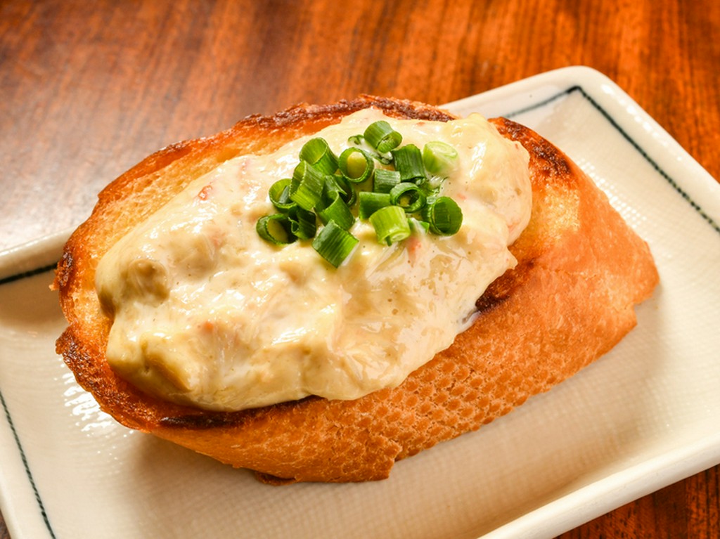 トーストのサクサクとした食感と、カニの旨みが溶け合う『カニトースト』