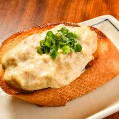 トーストのサクサクとした食感と、カニの旨みが溶け合う『カニトースト』