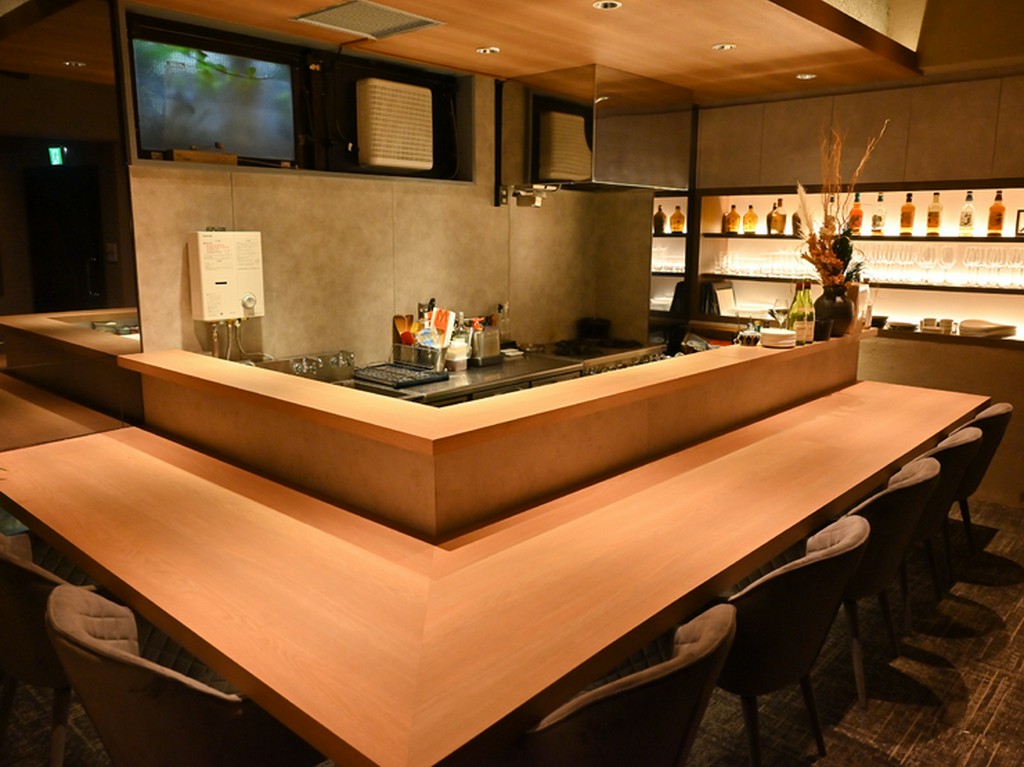 カウンター席のみの店内は、高級感に溢れ、心安らぐ空間