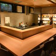 美しい木目と、落ち着きのある色合いでまとめられた店内。高級感に溢れ、オシャレな心安らぐ空間です。広々としたカウンターは全8席を用意。ゆったりと腰掛けられる椅子に座り、ゆっくりと過ごすことができます。