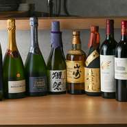 アルコールメニューは、店のコンセプトである「和食×イタリアン」に合わせてセレクト。世界各国の赤・白・泡、ジャパニーズウイスキーをはじめ、多彩な一杯が揃います。料理や好みに合わせてみてはいかが。
